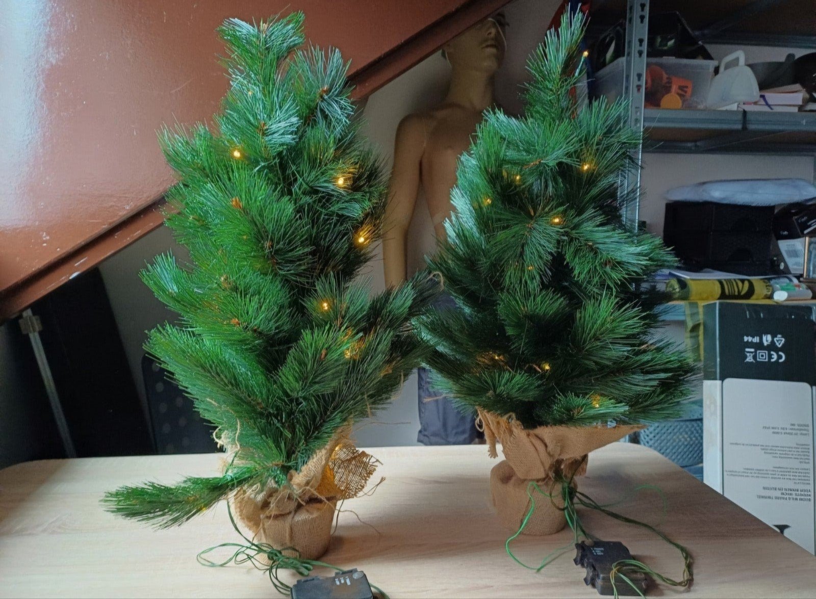 2 IDENTIEKE KUNSTKERSTBOOMPJES 60 cm hoog met licht!, Ophalen, Zo goed als nieuw
