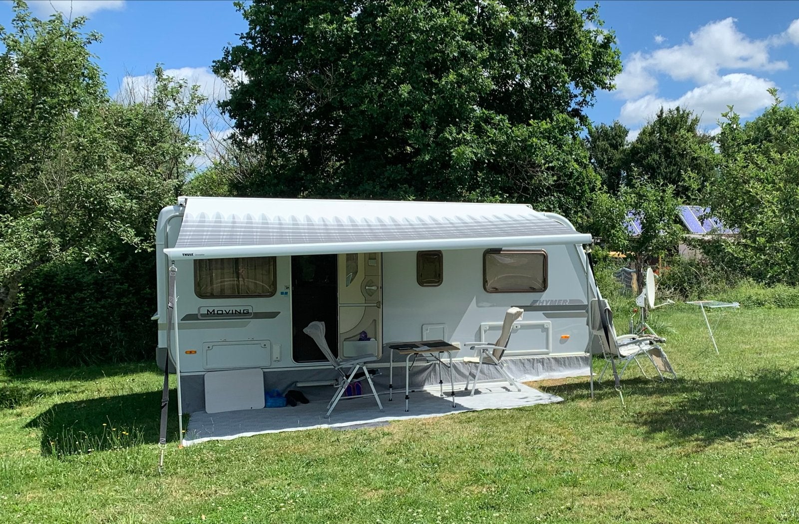 Eriba Nova Moving 530 -met 2 aparte bedden, Caravans en Kamperen, Caravans, Particulier, tot en met 4, 1250 - 1500 kg, Rondzit
