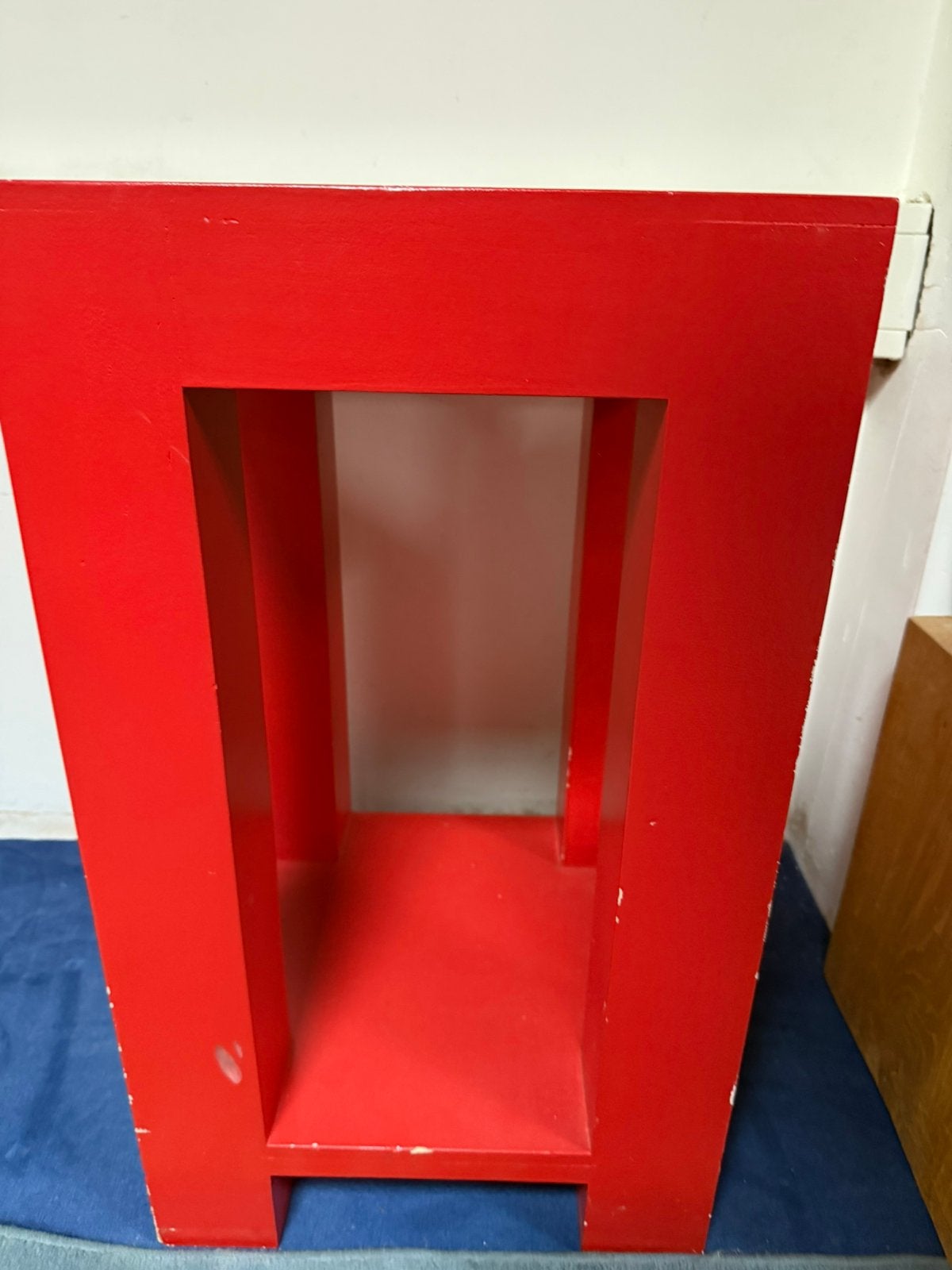 Sokkel. Bijzettafel. Rood hout. Lichtgewicht, Ophalen, Zo goed als nieuw