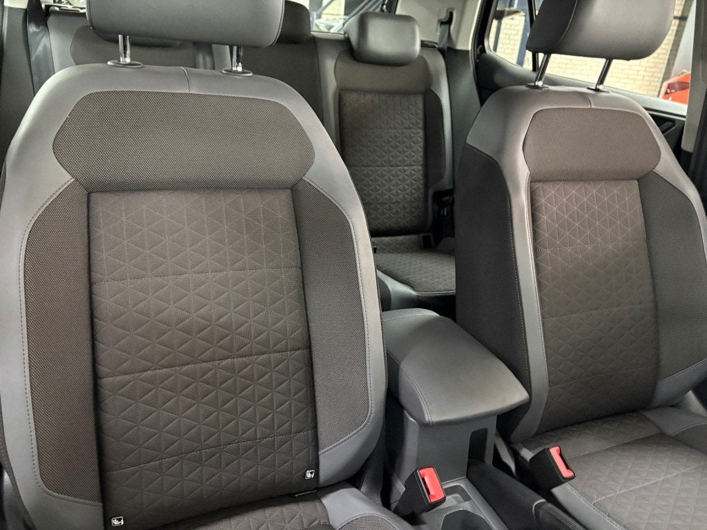 Volkswagen T-CROSS 1.0 TSI Navigatie App Apple Android Half, T-Cross, Gebruikt, Met garantie (alle), Zwart