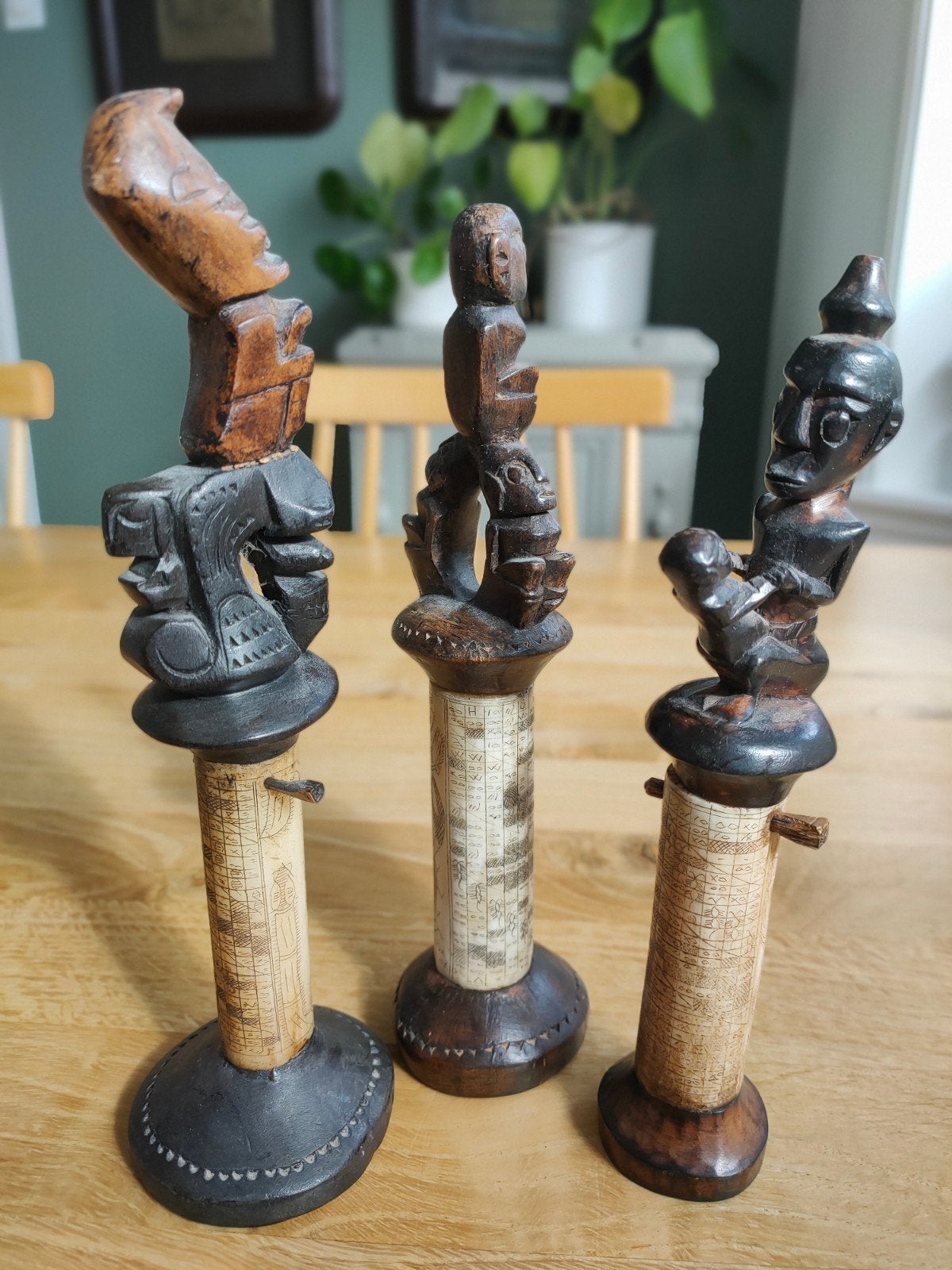 Set van 3 vintage Batak kalenders / medicijnkokers Indonesië, Gesneden, Bruin, Afrika, Beeld