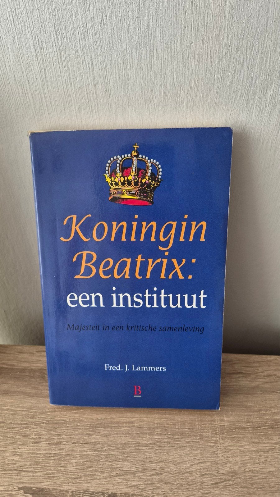 Koningin Beatrix: een instituut - Fred. J. Lammers, Verzamelen, Ophalen of Verzenden, Gebruikt