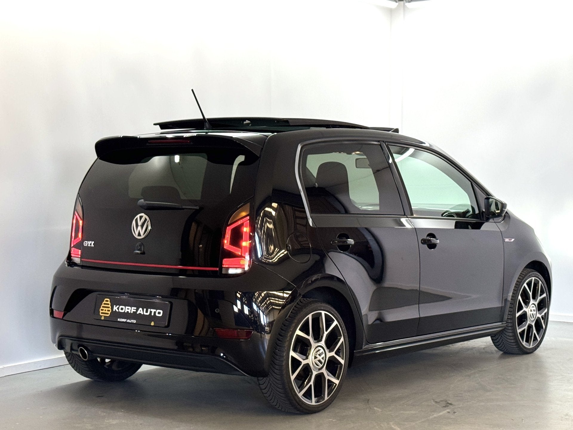 Volkswagen up! 1.0 TSI GTI / Pano / Stoelverw / Clima, Voorwielaandrijving, Gebruikt, 4 stoelen, Zwart