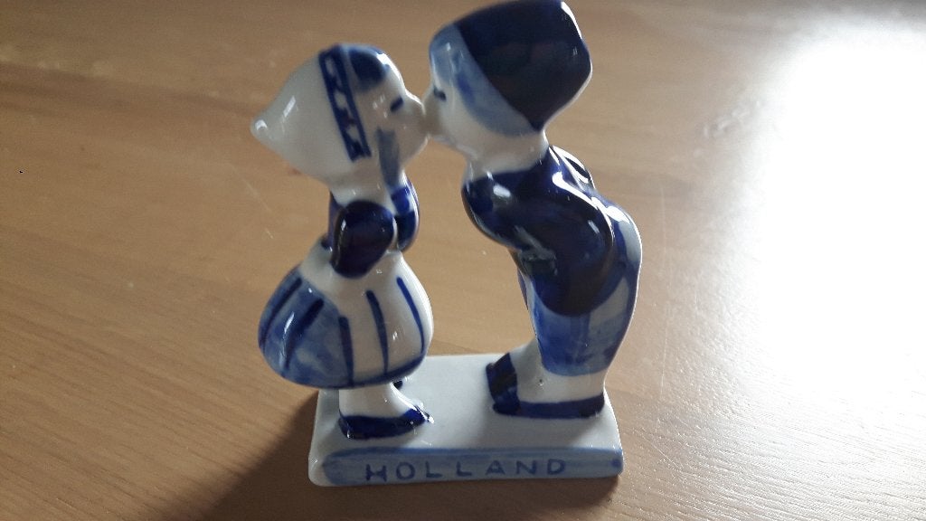 Delfts Blauw beeldje: Hollandse kus, Ophalen of Verzenden