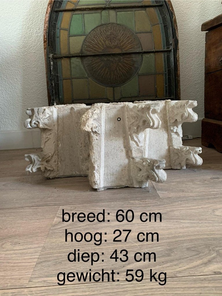 Authentiek gotisch natuurstenen kerk ornament met grotesken, Ophalen