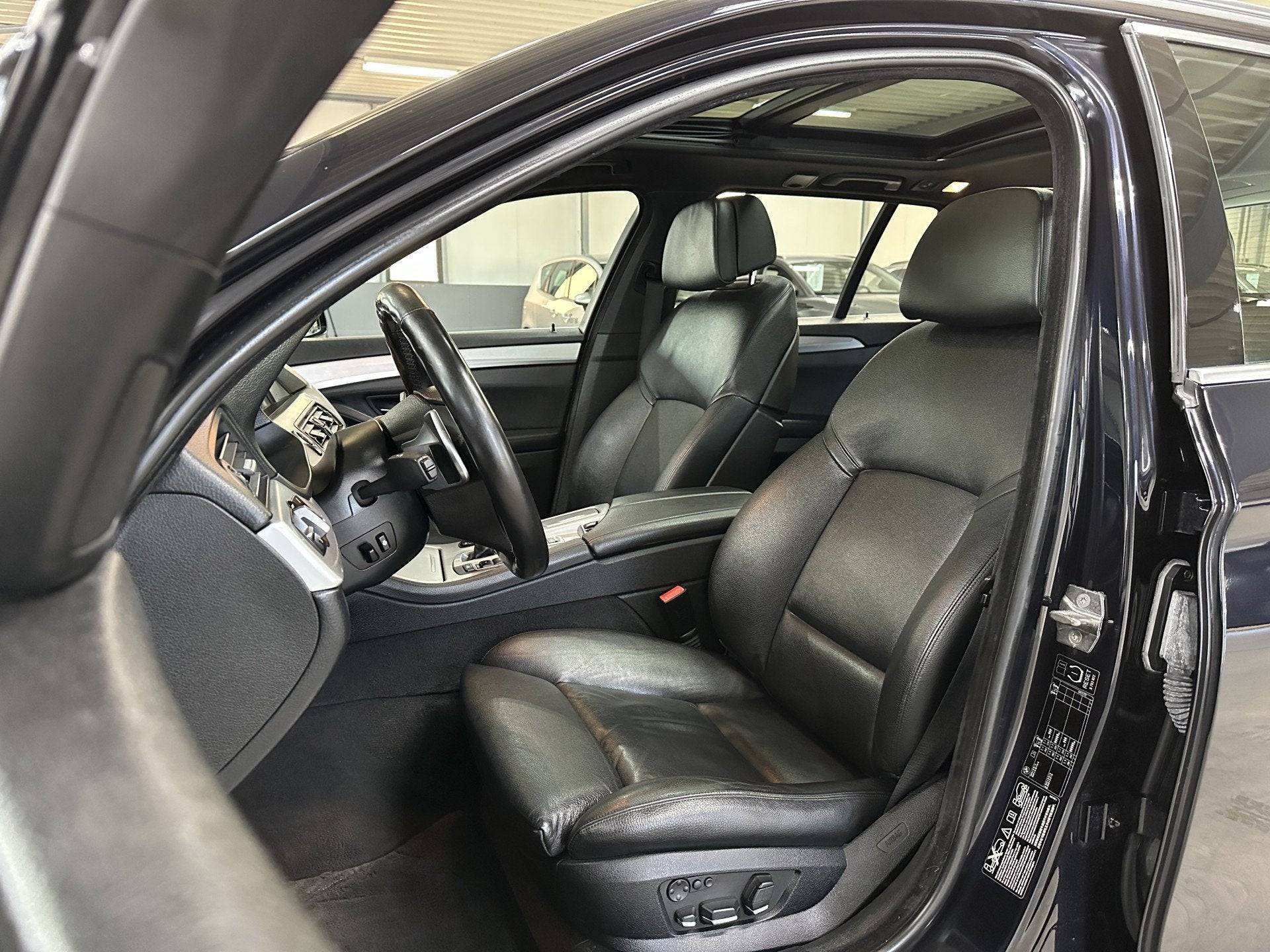 BMW 5 Serie Touring M550xd 381pk | Pano | Head-up | Trekhaak, Auto's, Automaat, 12 maanden, Gebruikt, 2993 cc
