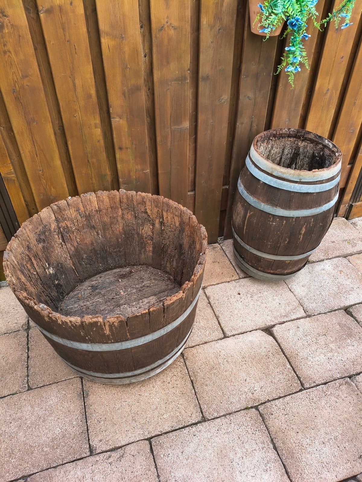 Twee houten wijnvaten als plantenbakken, Overige materialen, Gebruikt, 40 cm of meer, Rond