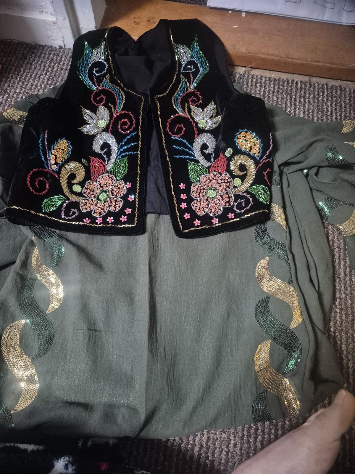 Stijlvolle Zwarte en Zilveren Schoudertas met Gouden Ketting, Ophalen of Verzenden, Zo goed als nieuw, Zwart, Schoudertasje