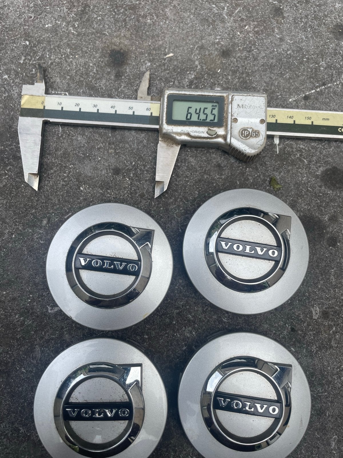 Originele zilvergrijze 64.5 mm Volvo naafdoppen, Ophalen of Verzenden, Gebruikt