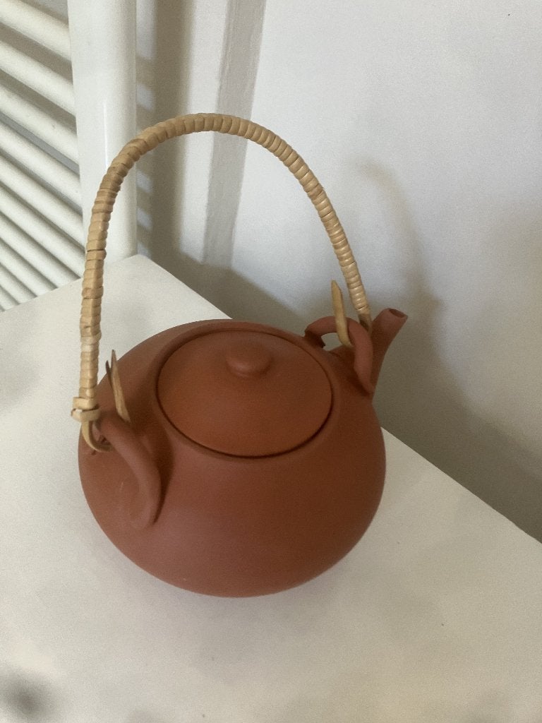 Dit is een terracotta theepot met een bamboe handvat., Keramiek, Overige typen, Ophalen of Verzenden, Zo goed als nieuw