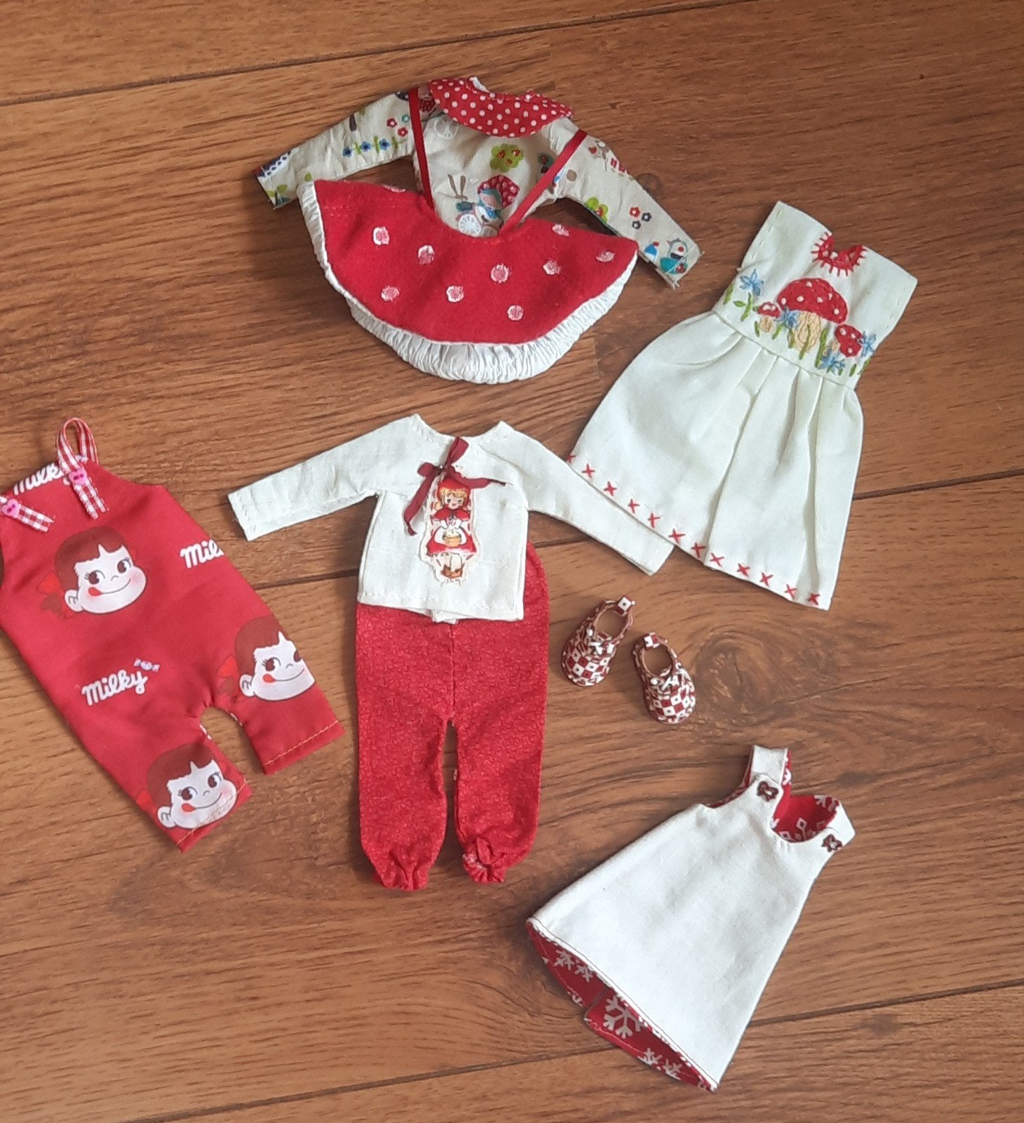Bjd blythe of pullip 8 dlg kleding set incl. leren schoenen, Ophalen of Verzenden, Zo goed als nieuw, Kleertjes