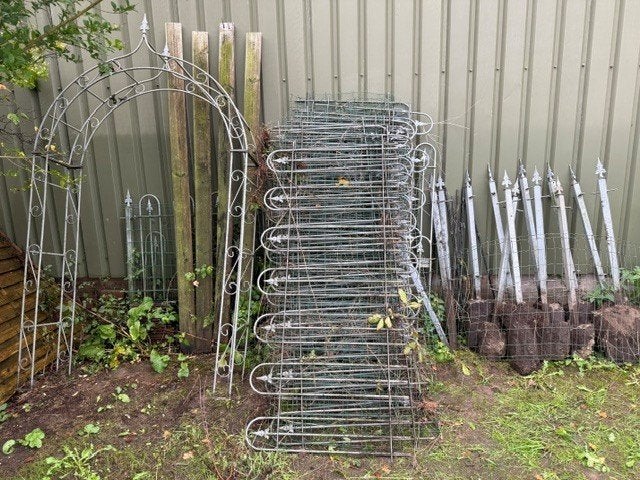 Smeedijzeren siertuinhek ca. 34m + 2 poorten en rozenboog, Tuin en Terras, Ophalen, Met poort, Gebruikt, Sierhekwerk