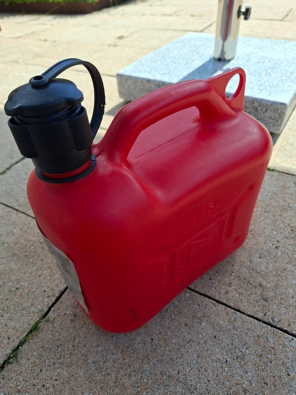 Jerrycan 5 liter rood met trechter voor brandstoffen, Auto diversen, Overige Auto diversen, Ophalen of Verzenden