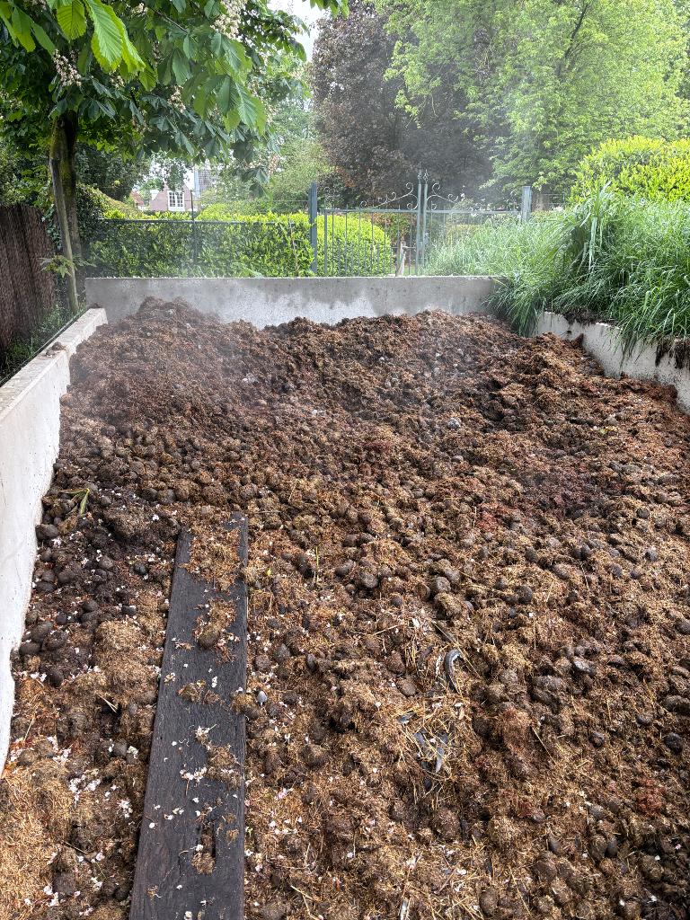 Gecomposteerde paardenmest, Ophalen, Tuinaarde
