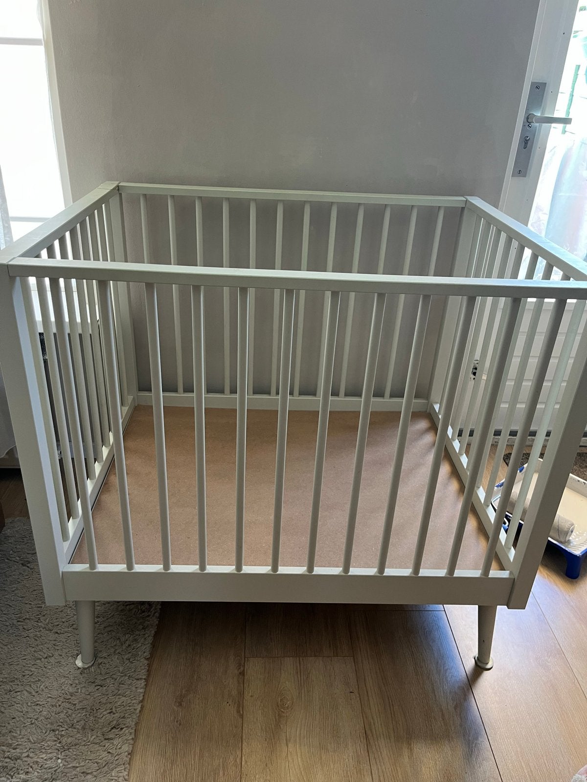 Gratis - Witte houten box voor baby of peuter, Kinderen en Baby's, Ophalen, Gebruikt, Vierkant, Boxkleed