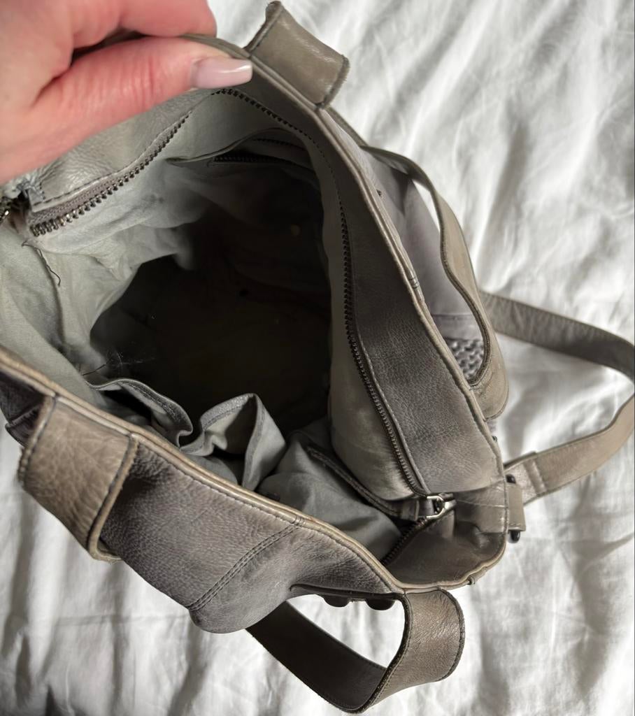 Legend - Stijlvolle grijze leren tas met gevlochten details, Sieraden, Tassen en Uiterlijk, Tassen | Damestassen, Ophalen, Gebruikt