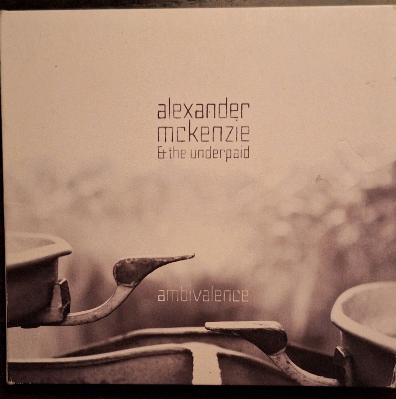 Alexander McKenzie & The Underpaid - Ambivalence CD, Ophalen of Verzenden, Zo goed als nieuw, Inclusief boekje, Singer-songwriter