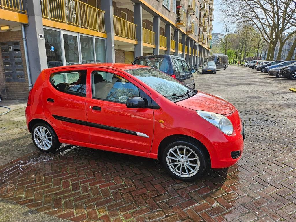 Suzuki Alto rood 2009, Auto's, Suzuki, Voorwielaandrijving, Euro 5, Stof, Zwart
