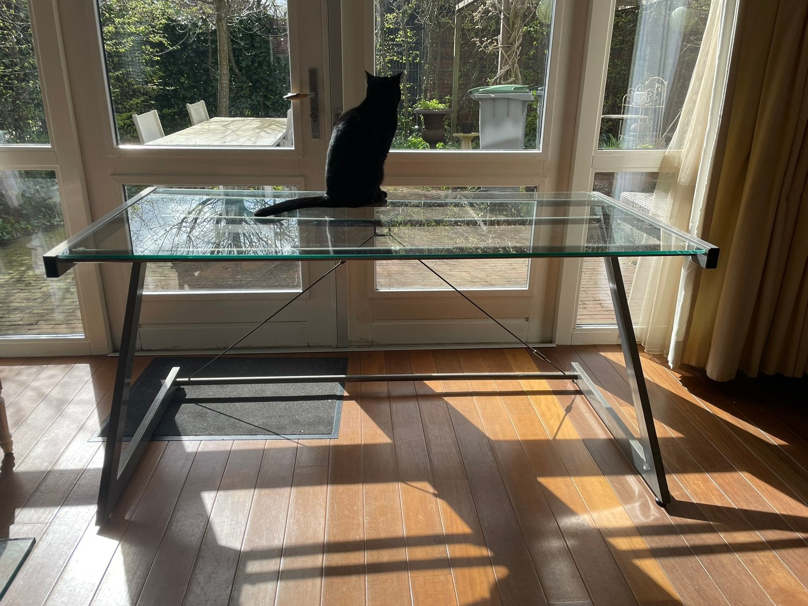 Vintage metalen werkbureau met glasplaat, industrieel design, Huis en Inrichting, Bureaus, Ophalen, Zo goed als nieuw