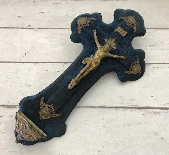 Groot Frans crucifix wijwatervat blauw fluweel 1920, Verzamelen, Religie, Ophalen of Verzenden, Gebruikt, Overige typen, Christendom | Katholiek