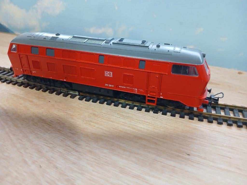 Nieuwe HO Spoor Trein - Rode Locomotief DB 215 129-9, Ophalen of Verzenden, Gelijkstroom, Locomotief
