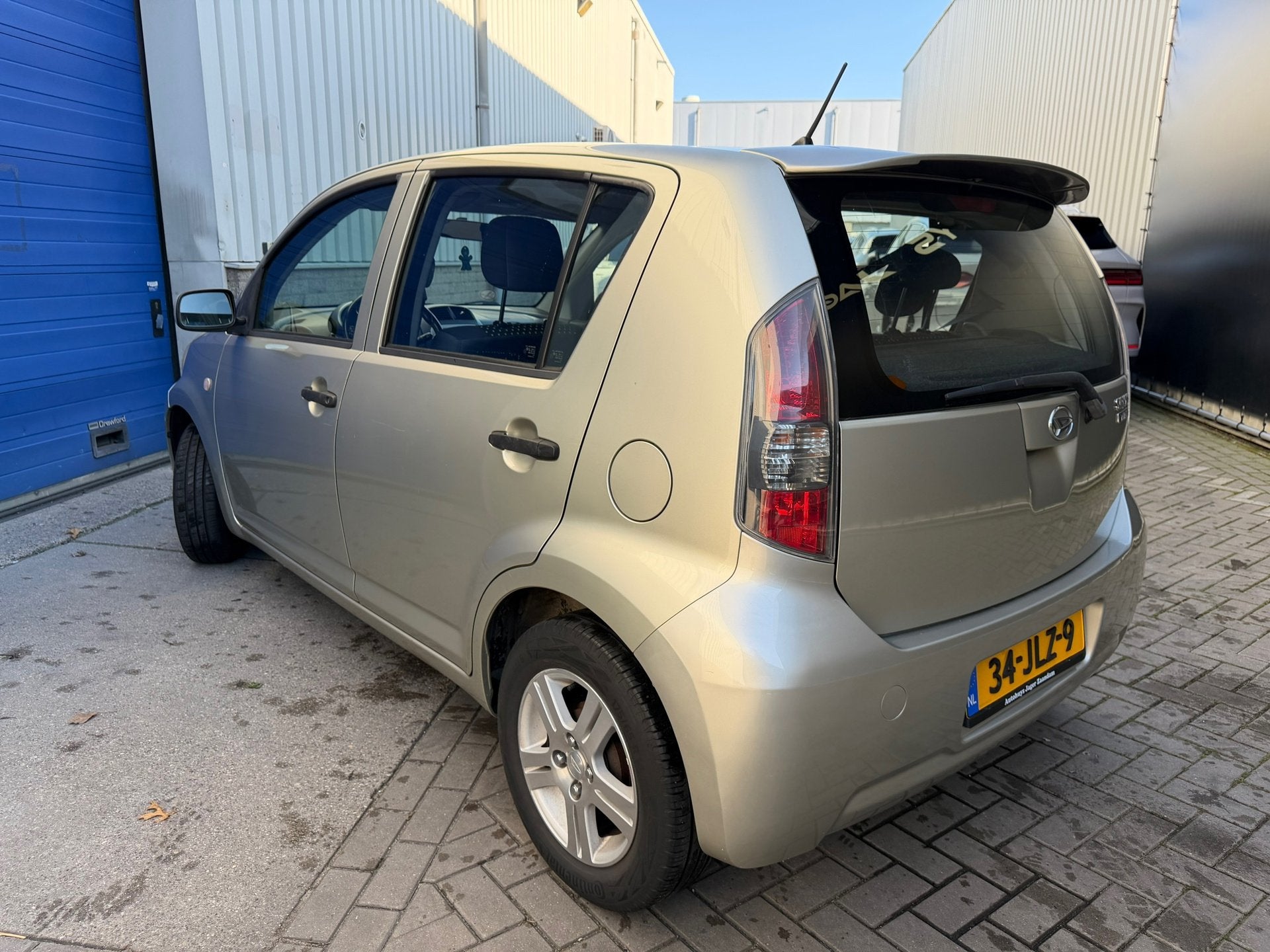 Daihatsu Sirion 2 1.0-12V Premium Nieuwe APK., Auto's, Stof, Gebruikt, Beige, Bedrijf