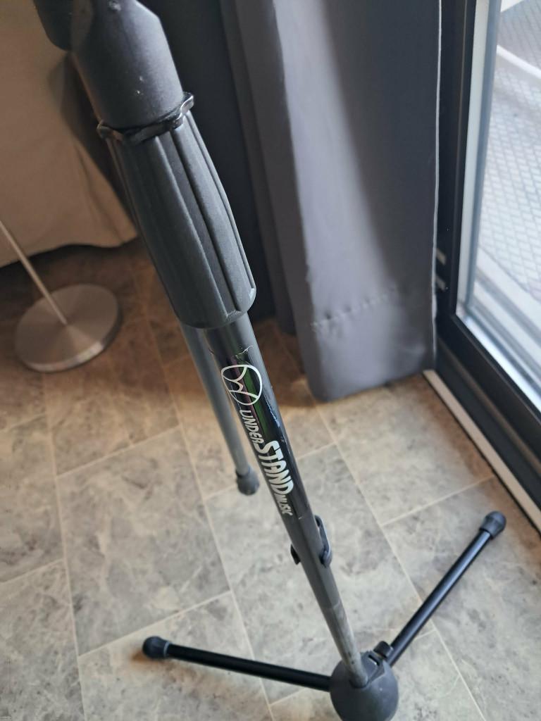 statief MUSIC STORE Mic 1 MKII.  in nieuw staat  14,50, Ophalen, Zo goed als nieuw, Minder dan 150 cm, Driepoot