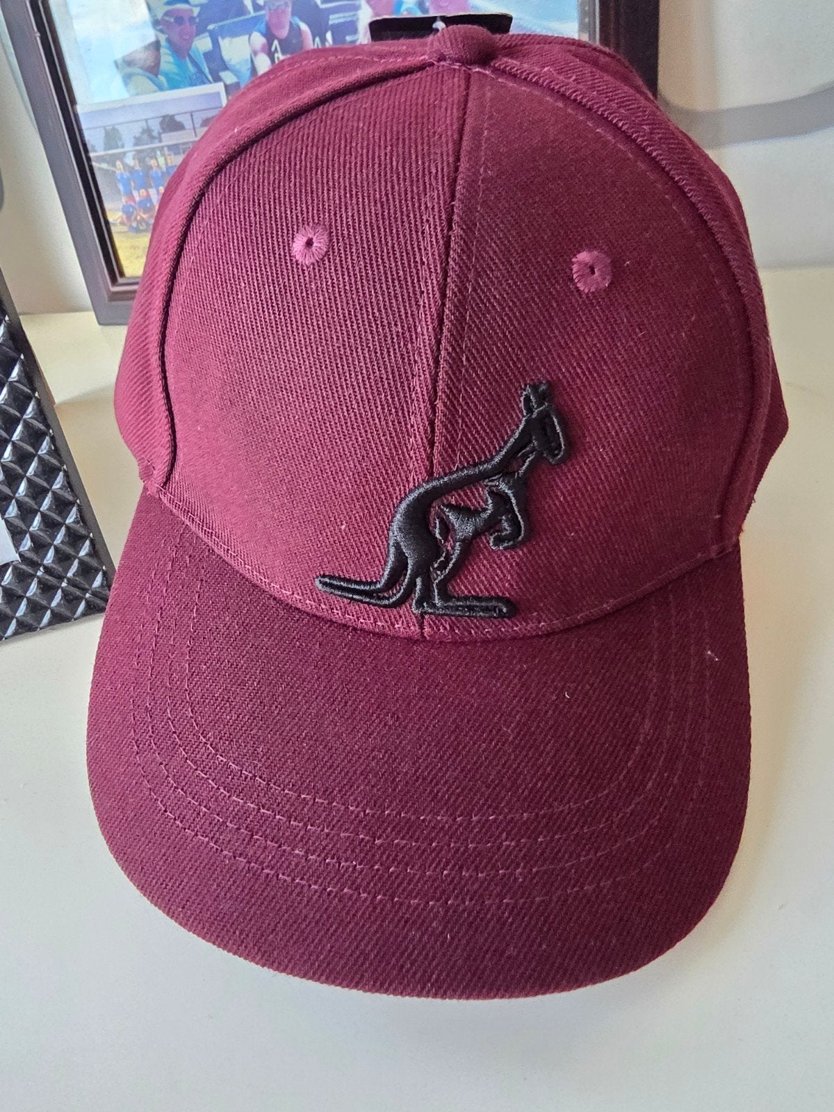 Nieuwe Australian pet - Bordeauxrood met kangoeroe logo, Nieuw, Pet, Australian, One size fits all