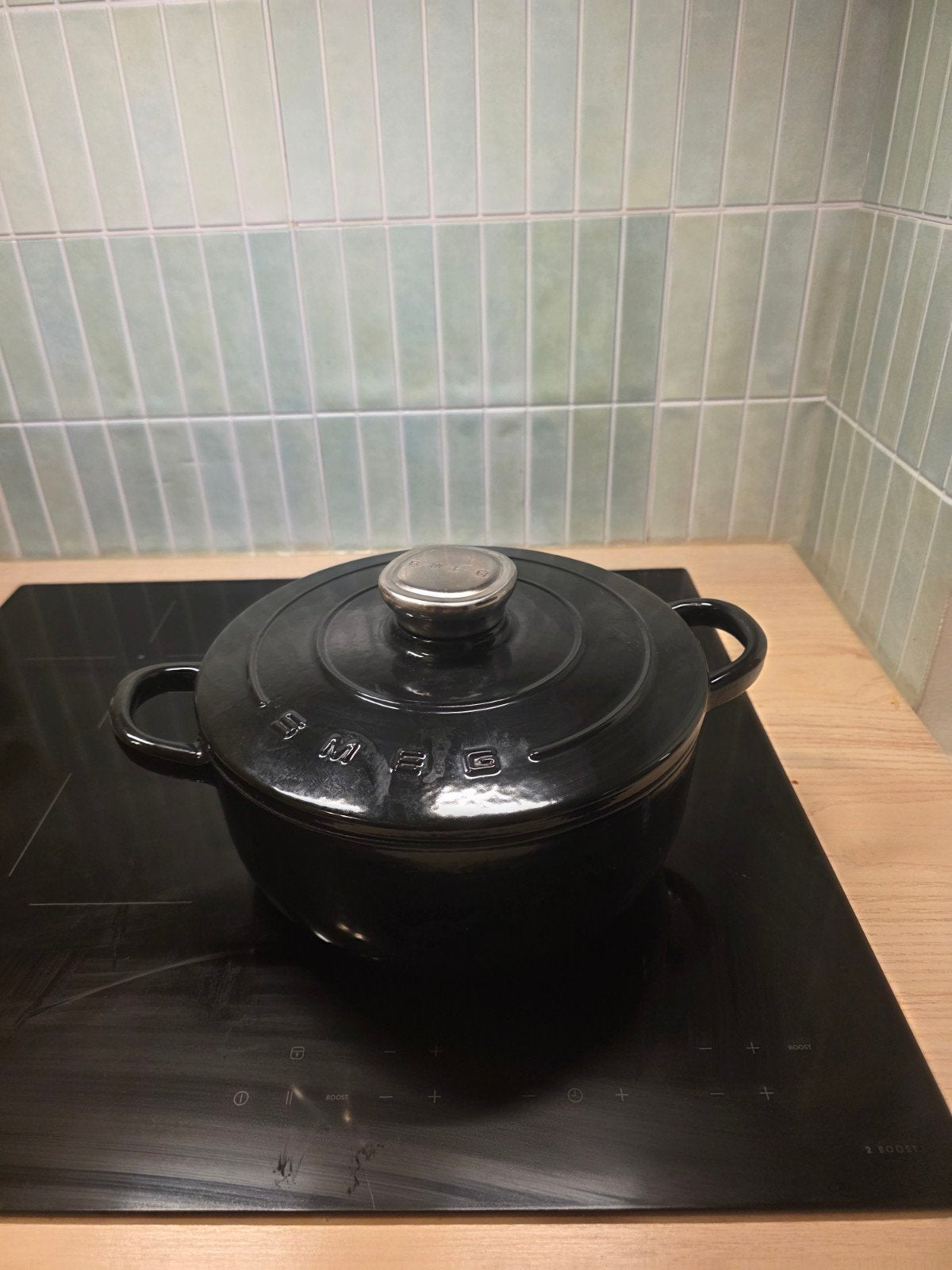 SMEG Gietijzeren Braadpan 24cm - Zwart, Ophalen of Verzenden, Zo goed als nieuw, Braadpan, Gietijzer