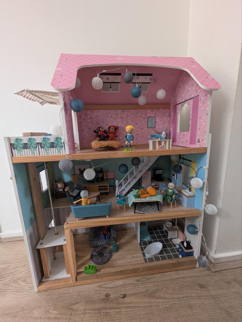Houten poppenhuis met sets, accessoires en poppetjes, Kinderen en Baby's, Speelgoed | Poppenhuizen, Ophalen, Gebruikt, Poppenhuis