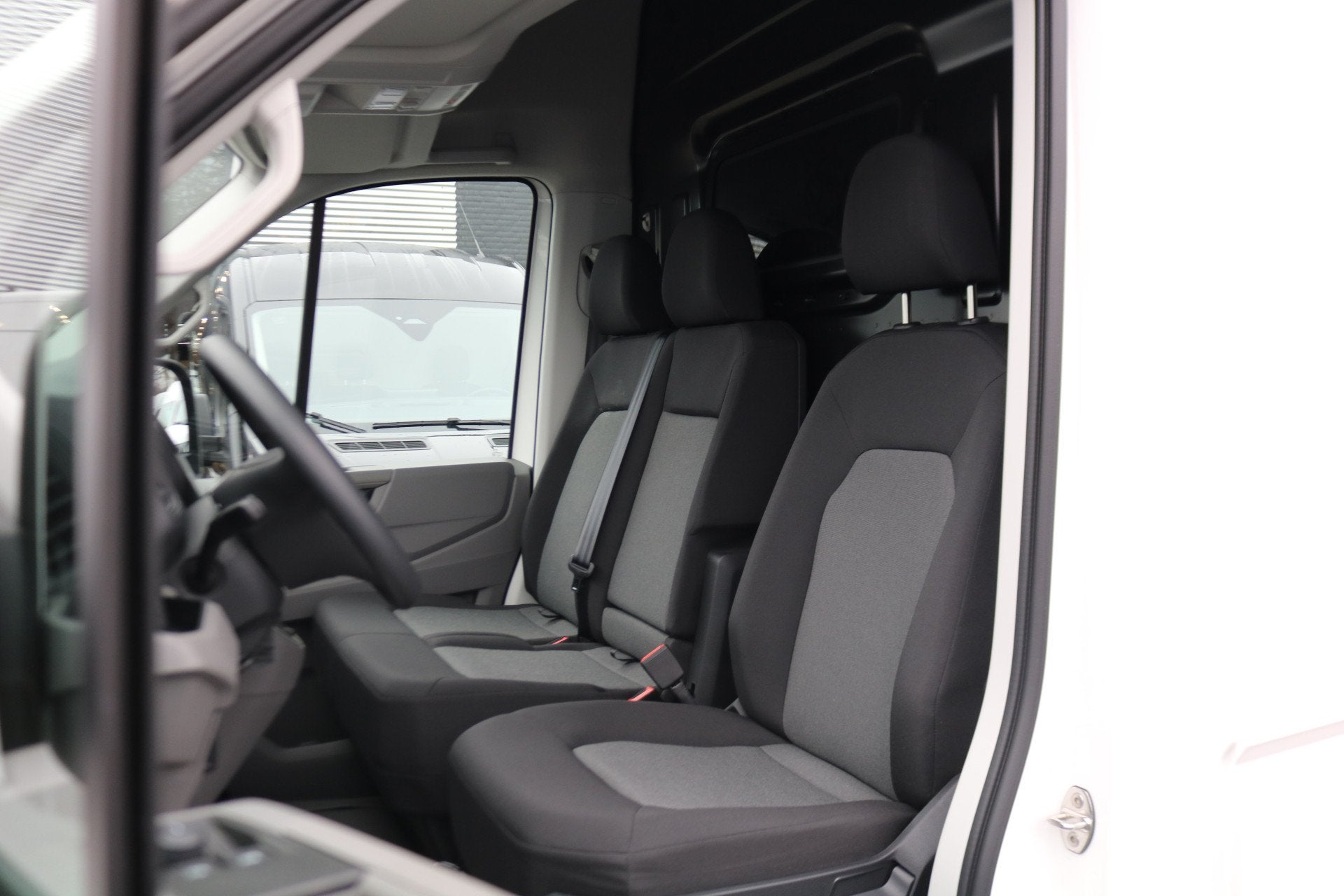 Volkswagen Crafter 2.0 TDI 177pk L3 H3 Automaat Koelwagen Vr, Stof, Gebruikt, 4 cilinders, Navigatiesysteem