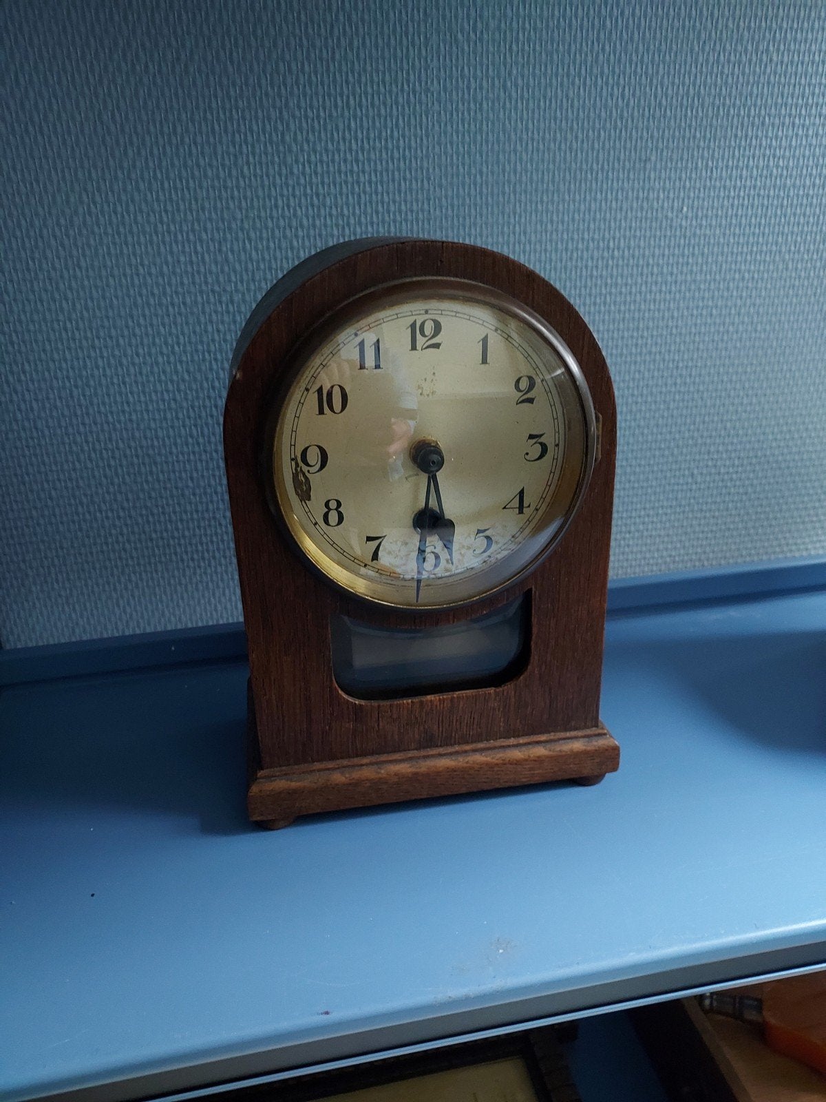 Oude houten tafelklok, Ophalen
