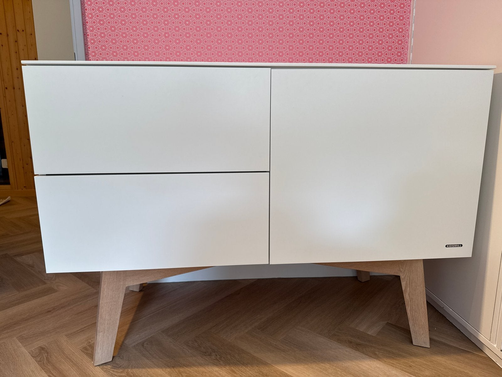 Kidsmill Sixties Commode - Wit met Houten Poten, Ophalen, 50 tot 70 cm, Voetruimte, 100 cm of meer