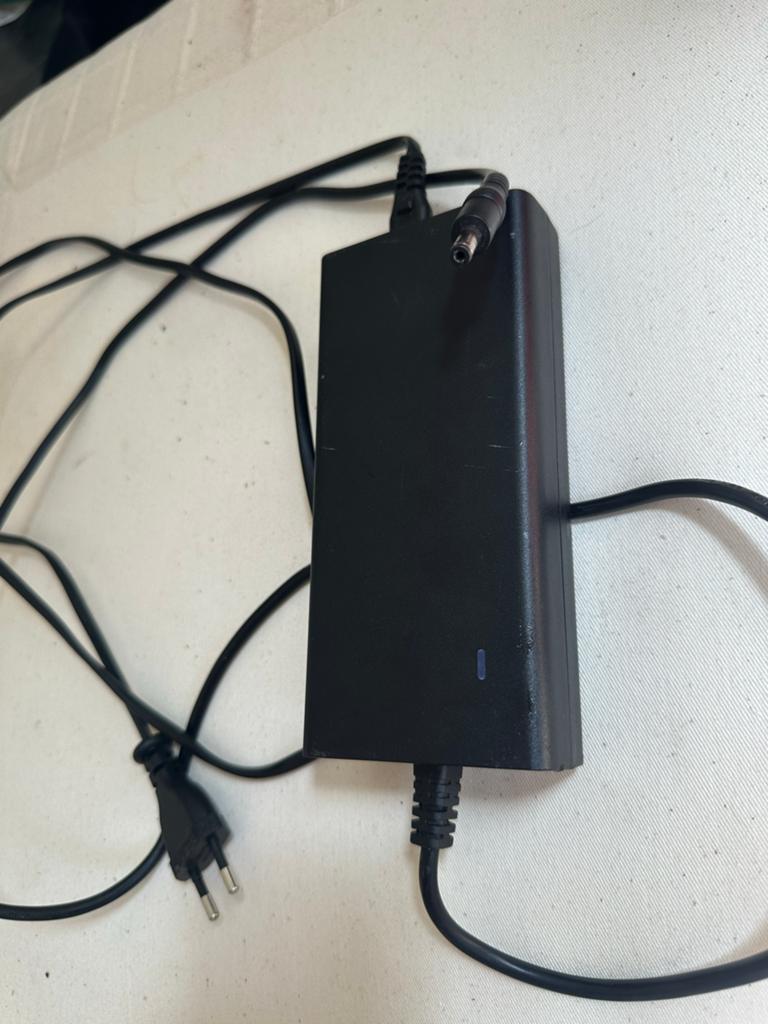 Fatbike lader v8  Universele AC/DC Adapter Oplader, Ophalen of Verzenden, Gebruikt