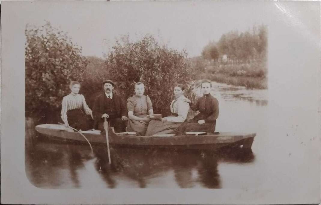 Fotokaart Groepsportret in Roeiboot – Zeldzaam (vóór 1905), Ophalen of Verzenden, Voor 1920, Ongelopen