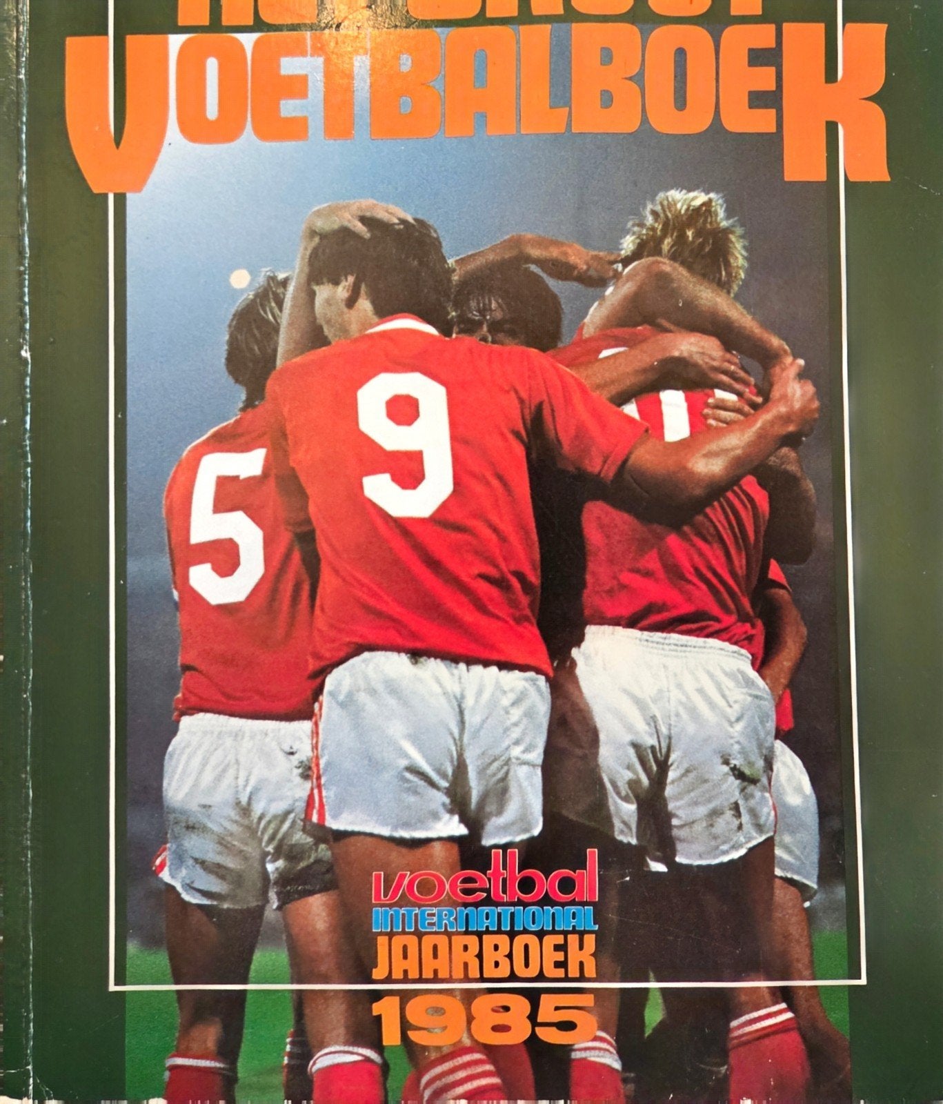 Voetbal International Jaarboek 1985 - Gelezen, Compleet, Boeken, Sportboeken, Ophalen of Verzenden, Gelezen, Voetbal International