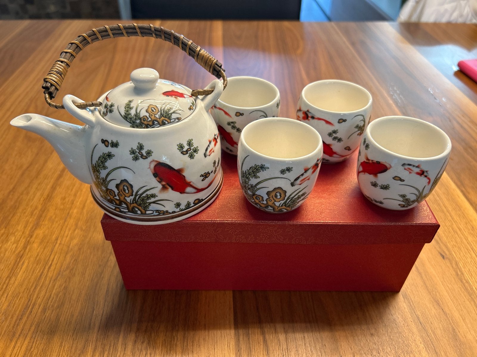 Aziatische theepotje met 4 kopjes - Karper design, Aziatisch, Keramiek, Ophalen of Verzenden, Zo goed als nieuw