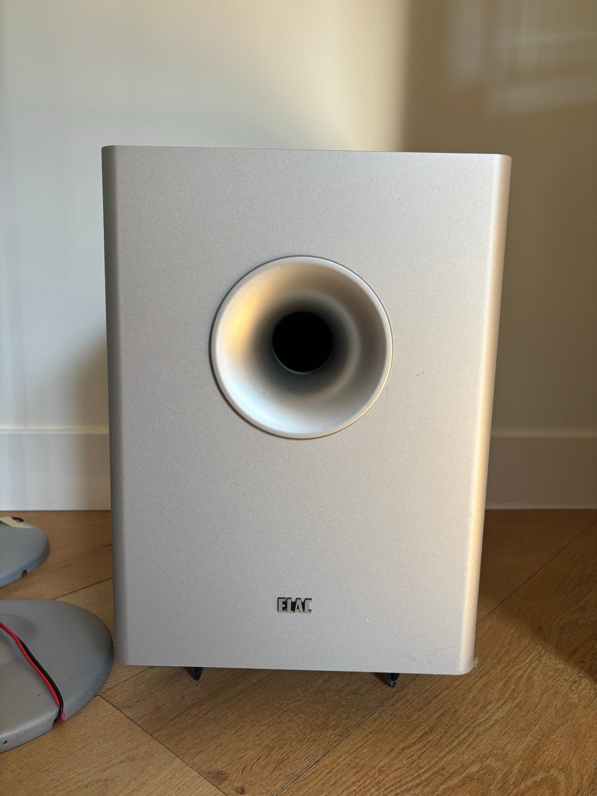 ELAC Surroundset met subwoofer en 4 speakers op statieven, Gebruikt, Surroundset, Geschikt voor surround/home cinema, Ophalen