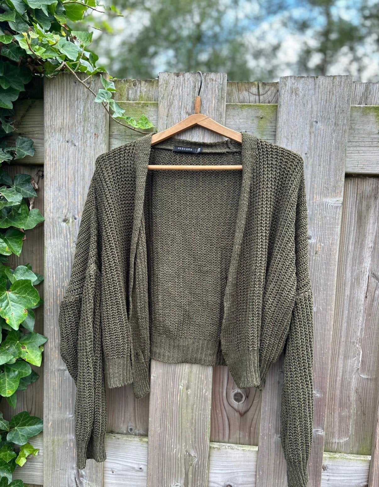 Pescara gebreid vest | Olijfgroen – S/M, Kleding | Dames, Ophalen of Verzenden, Zo goed als nieuw, Maat 36 (S), Groen