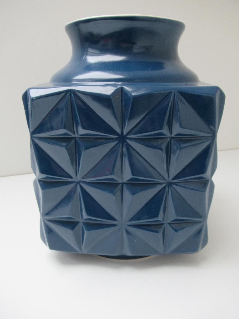 Design Vaas Suai Fair Trade vierkant geometrisch blauw, Aardewerk of Porselein, Zo goed als nieuw, Minder dan 50 cm, Verzenden