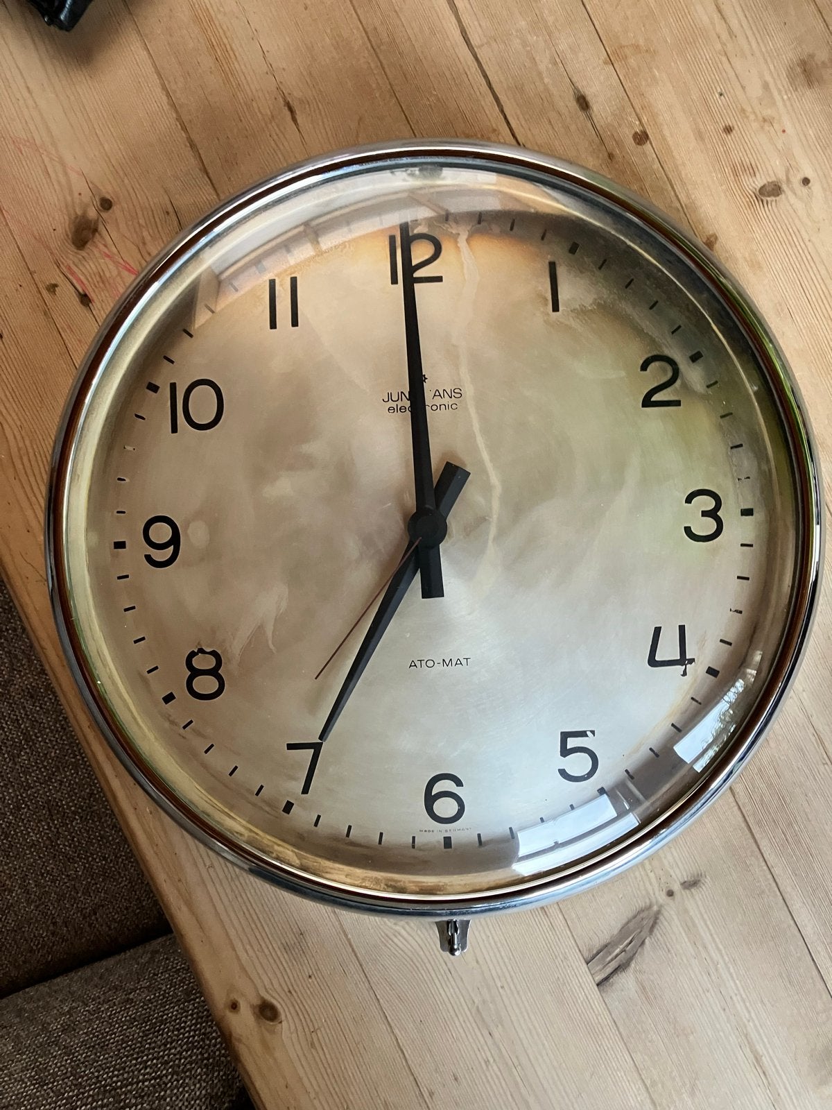 Vintage Junghans Electronic ATO-MAT wandklok, Antiek en Kunst, Antiek | Klokken, Ophalen of Verzenden