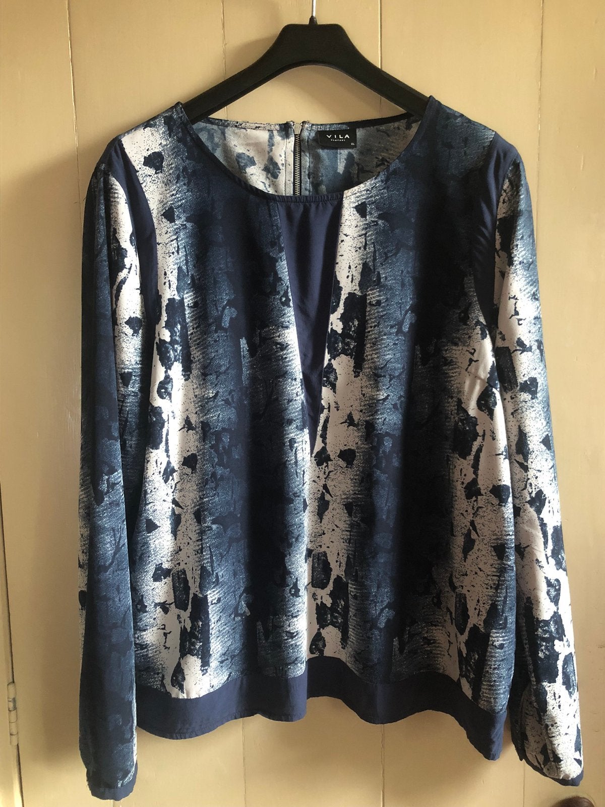 Mooie top, travelstof. Als nieuw. VILA, maat XL, Ophalen of Verzenden, Zo goed als nieuw, Maat 46/48 (XL) of groter, Blauw