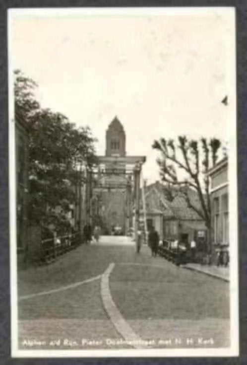 Alphen a/d Rijn, Pieter Doelmanstr. met N.H. Kerk., Ophalen of Verzenden, 1940 tot 1960, Gelopen, Zuid-Holland