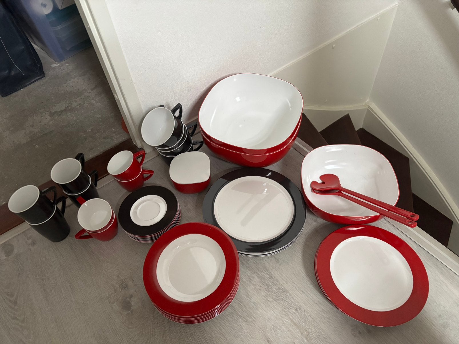Zwart/rood melamine servies van Mepal-Rosti 51-delig, Ophalen, Overige materialen, Zo goed als nieuw, Bord(en)
