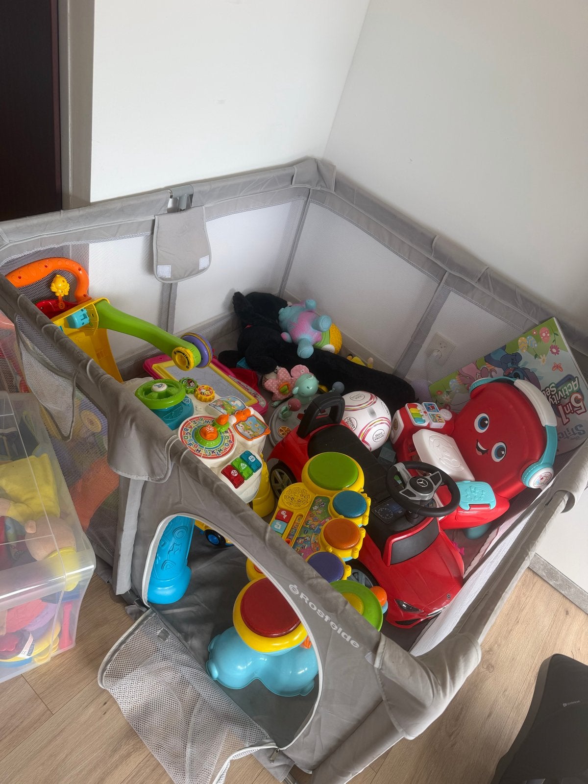 Ruime vierkante grond box van Rostfeide (ca. 1,50 x 1,50 m), Ophalen, Gebruikt, Vierkant
