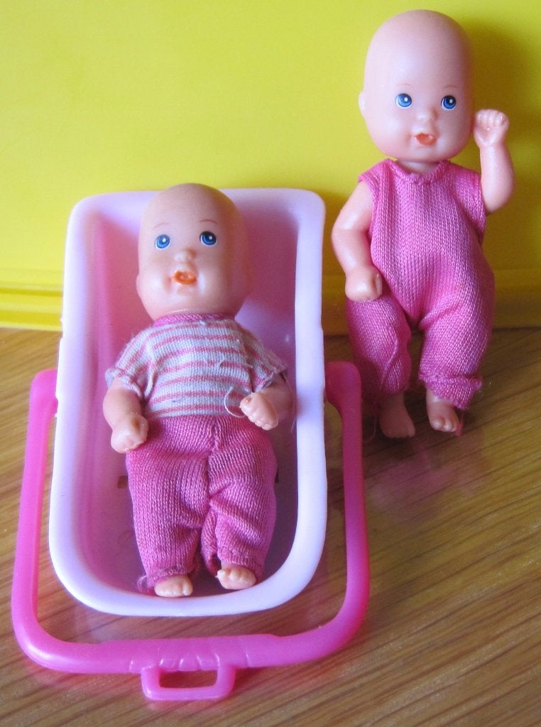 mini popjes Simba en Bimba - met draagbak - lengte 7 cm., Ophalen of Verzenden, Zo goed als nieuw, Pop