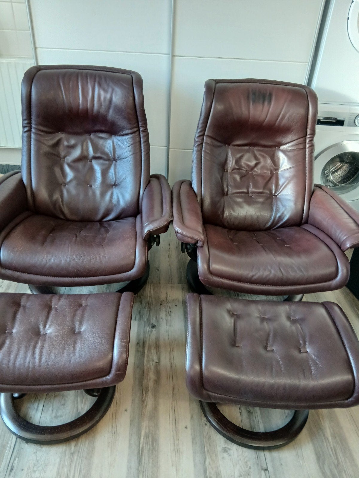 2 verstelbare  leren Stressless stoelen met hock, Ophalen, Gebruikt, Twee, Bruin