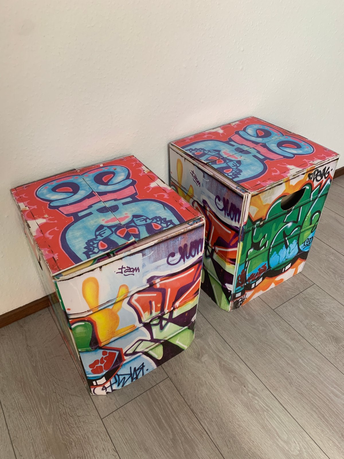 Grafitie stijl krukje / nachtkastje, Ophalen, Zo goed als nieuw, Rond, Minder dan 50 cm