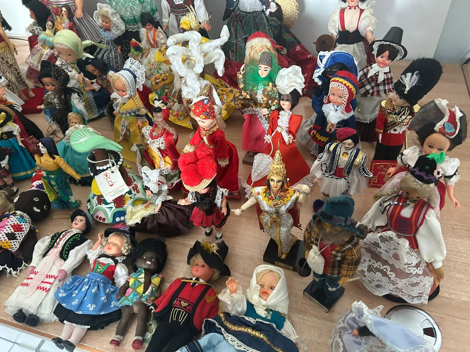 54 Klederdrachtpoppetjes uit diverse landen, Verzamelen, Ophalen