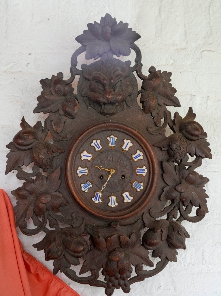 Antieke wandklok met rijk houtsnijwerk, Antiek en Kunst, Ophalen of Verzenden